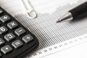 Calculatrice et tableau de chiffre comptable.